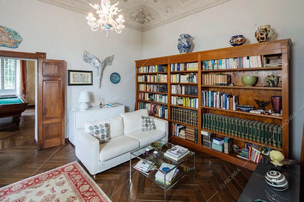 Libreria nel salotto della villa Accona, location in stile classico a Ravenna