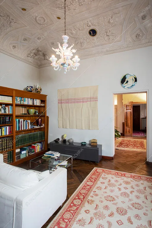 Soffitto con boiserie nel salotto della villa Accona, location in stile classico a Ravenna