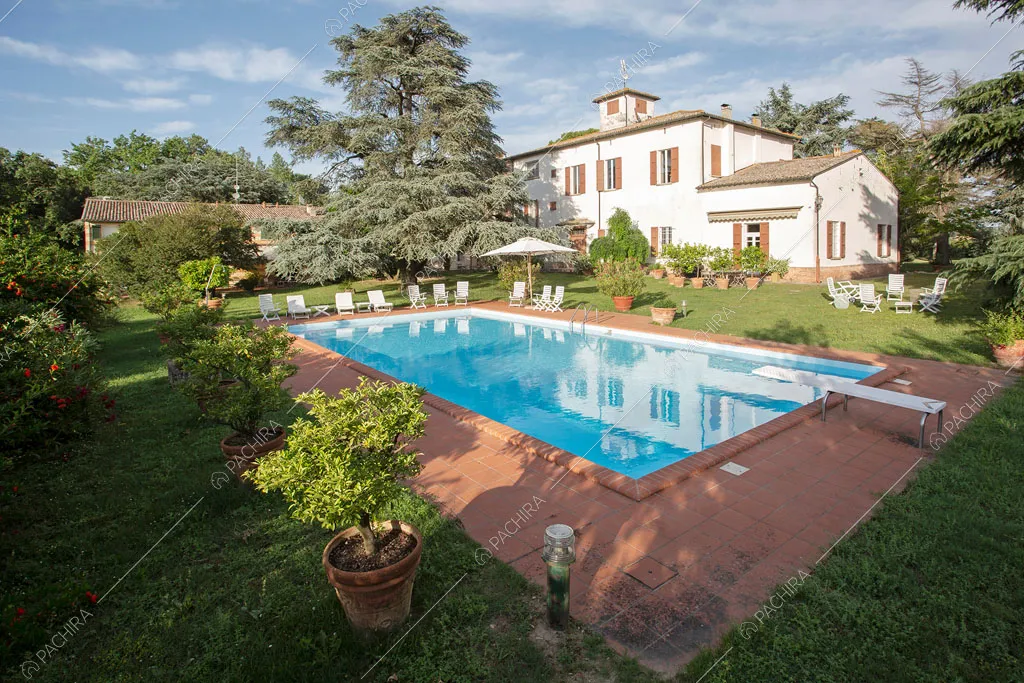 Piscina della villa Accona, location in stile classico a Ravenna