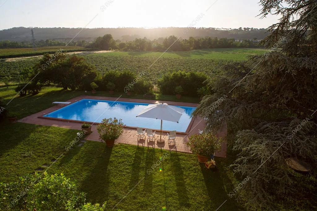 Vista sulla piscina della villa Accona, location in stile classico a Ravenna