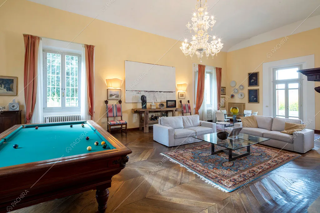 Biliardo e pareti gialle nel salotto della villa Accona, location in stile classico a Ravenna
