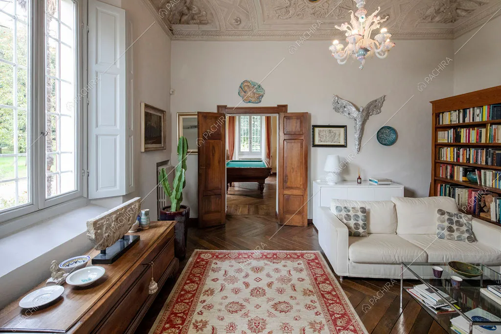 Libreria nel salotto della villa Accona, location in stile classico a Ravenna