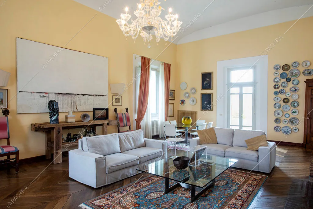 Pavimento in parquet nel salotto della villa Accona, location in stile classico a Ravenna