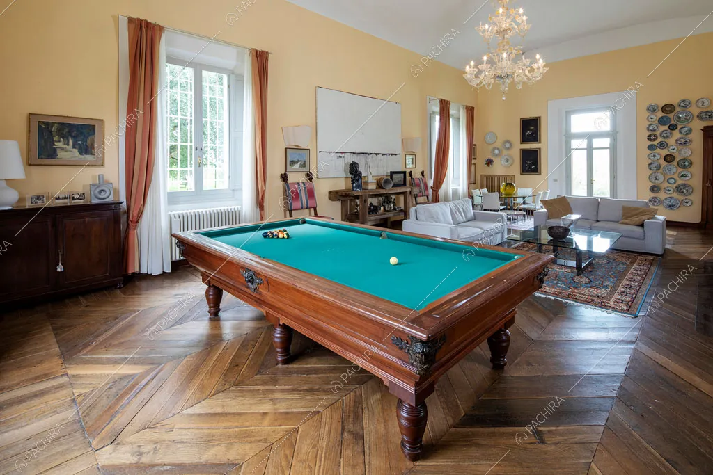 Biliardo nella sala della villa Accona, location in stile classico a Ravenna