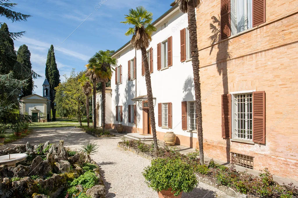 Esterni della villa Accona, location in stile classico a Ravenna