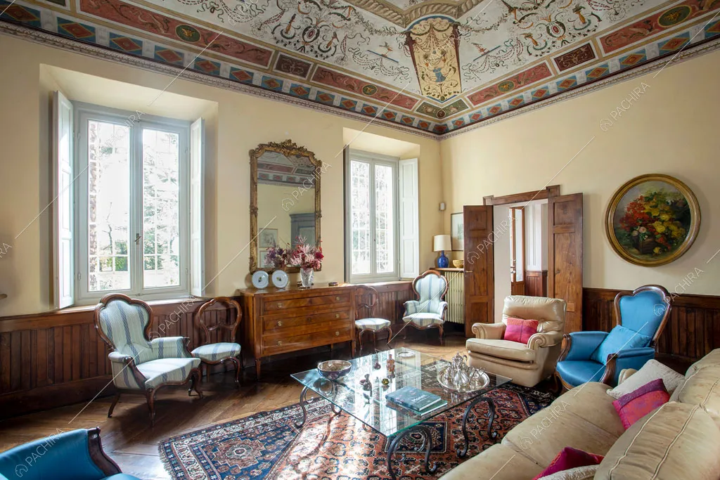 Salone con pareti gialle della villa Accona, location in stile classico a Ravenna