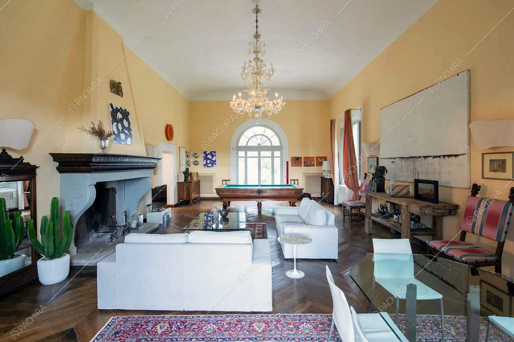 Camino nel salotto della villa Accona, location in stile classico a Ravenna
