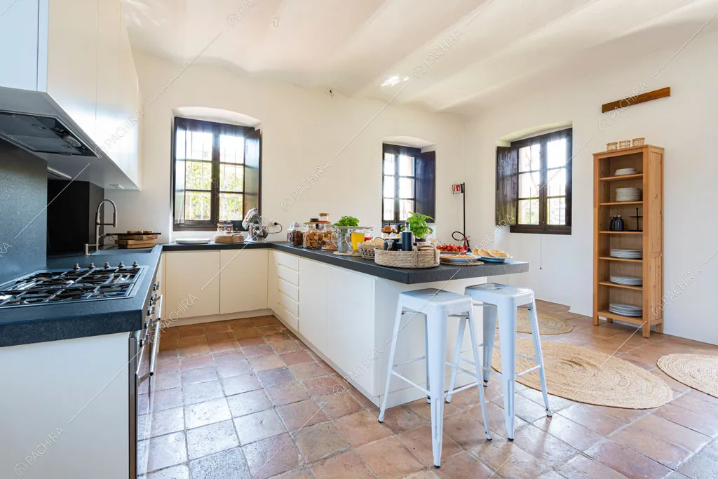 Cucina con fornelli a gas dell'agriturismo Favonio, location in stile country a Novara