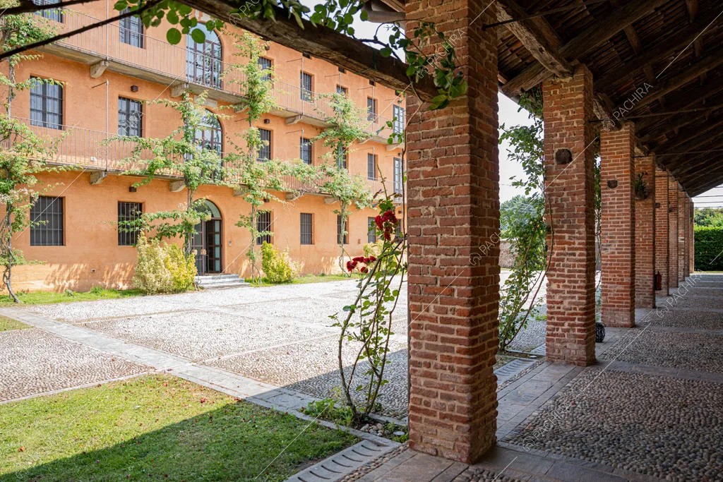 Vista sugli esterni arancioni dell'agriturismo Favonio, location in stile country a Novara