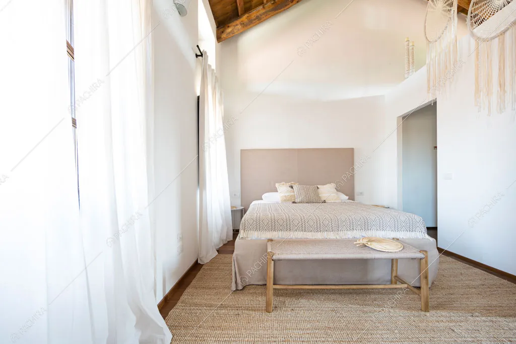 Camera da letto matrimoniale con pareti bianche dell'agriturismo Favonio, location in stile country a Novara