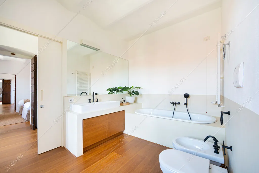 Bagno con pavimento in parquet dell'agriturismo Favonio, location in stile country a Novara