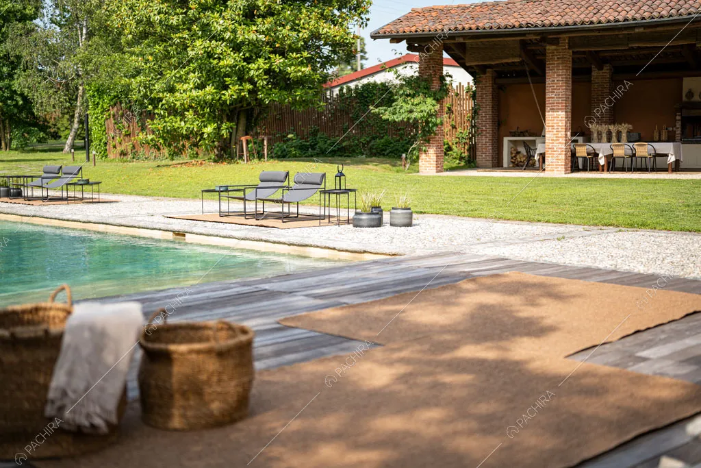 Vista su piscina ed ex-fienile dell'agriturismo Favonio, location in stile country a Novara
