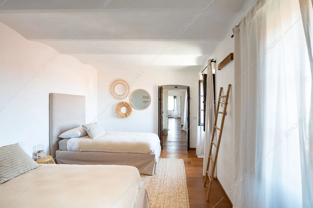Doppio letto e pavimento in parquet nella camera dell'agriturismo Favonio, location in stile country a Novara