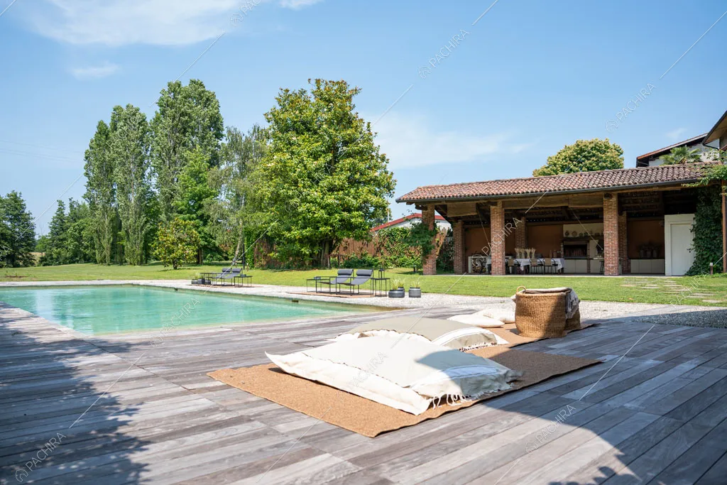 Grande piscina nel giardino dell'agriturismo Favonio, location in stile country a Novara