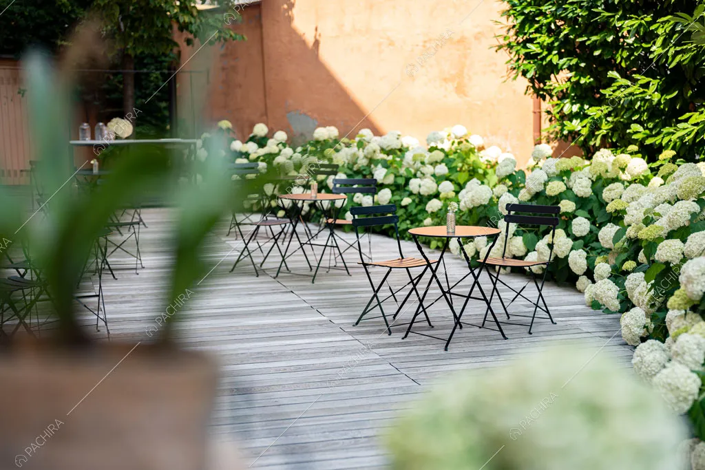 Giardino con pavimento in parquet dell'agriturismo Favonio, location in stile country a Novara