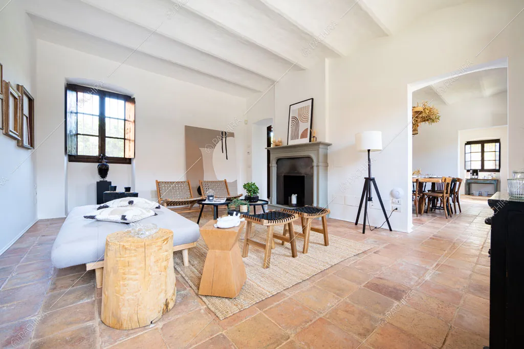 Il salotto con camino dell'agriturismo Favonio, location in stile country a Novara
