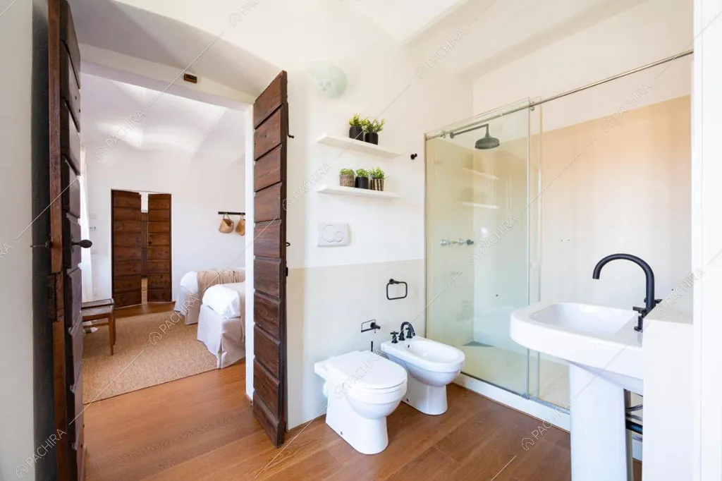 Dal bagno con box doccia vista sulla camera con due letti dell'agriturismo Favonio, location in stile country a Novara