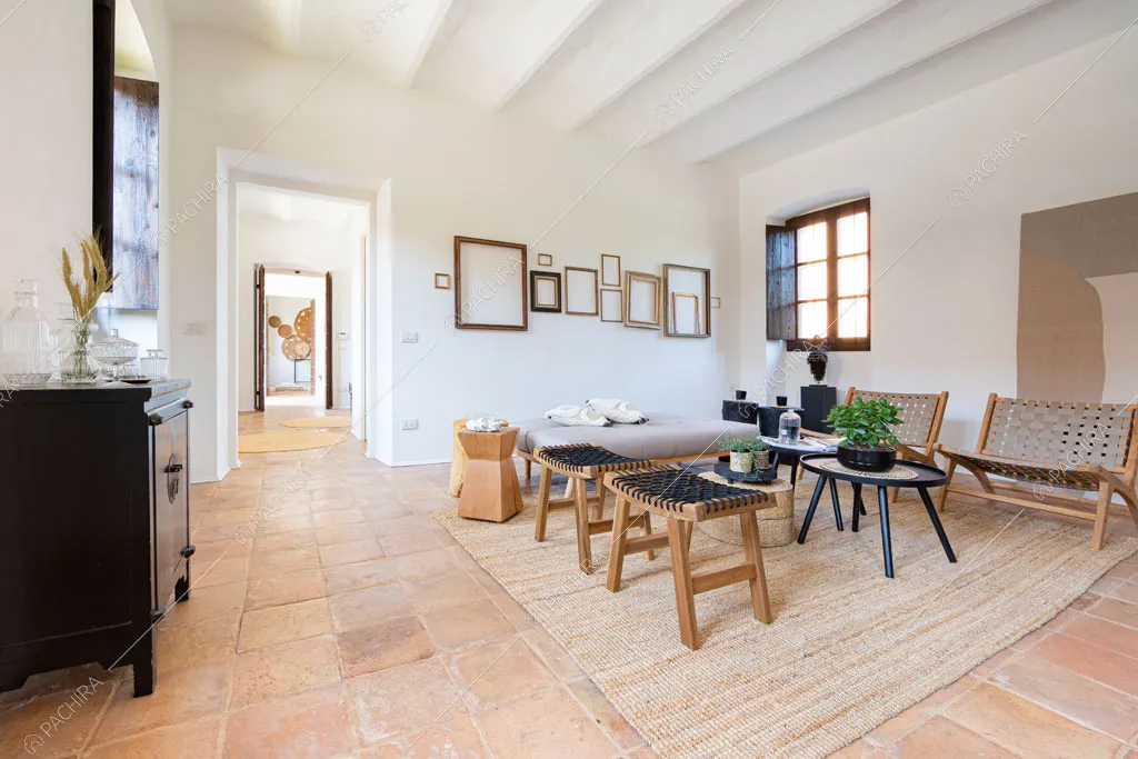 Luminoso salotto con soffitto a volte dell'agriturismo Favonio, location in stile country a Novara
