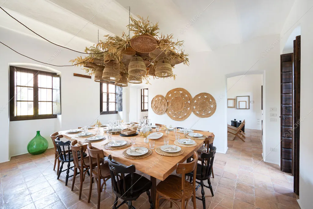 Sala da pranzo dalle pareti bianche dell'agriturismo Favonio, location in stile country a Novara