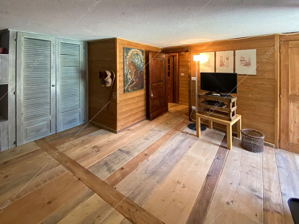 Pareti in legno nella sala dello chalet Thar, location in stile rustico ad Aosta
