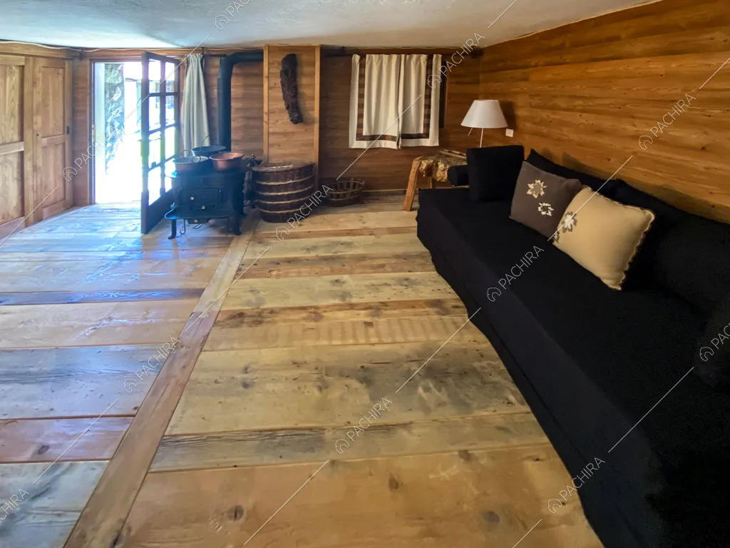 Luminosa sala con porta-finestra dello chalet Thar, location in stile rustico ad Aosta