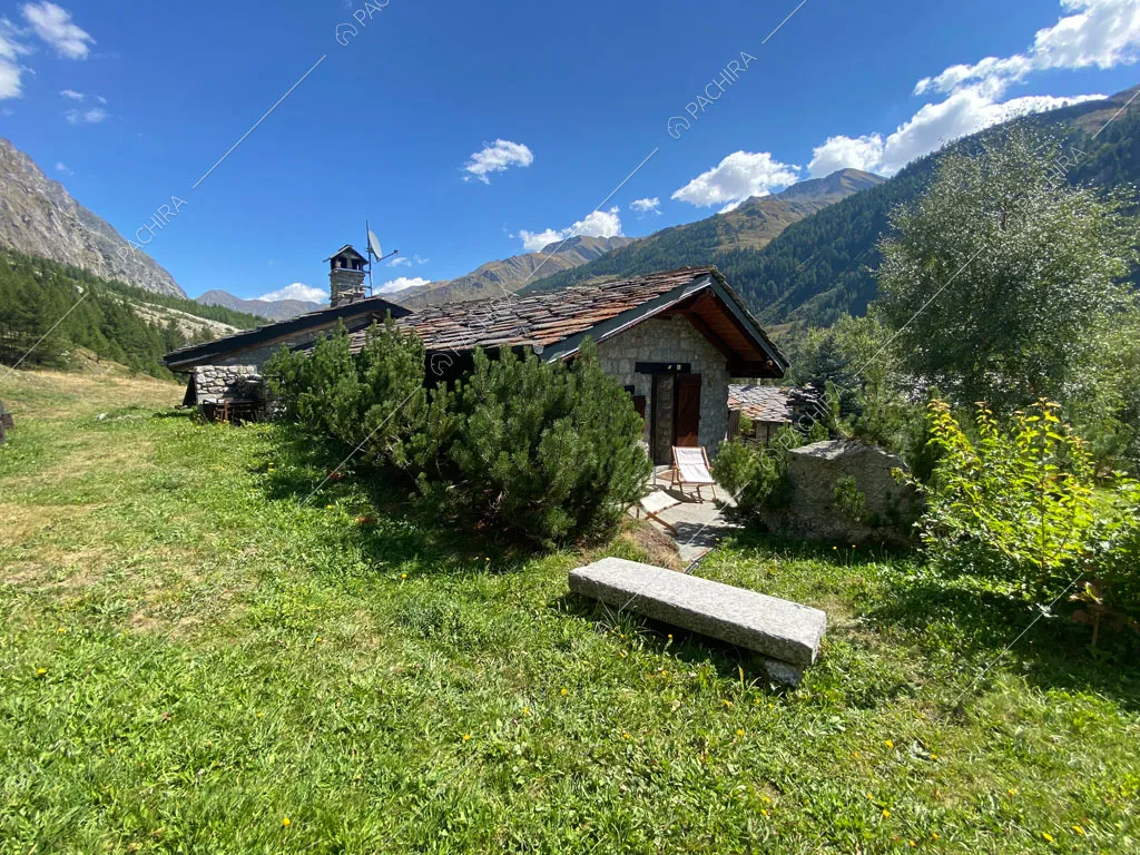 Scorcio sulle montagne circostanti e sugli esterni dello chalet Thar, location in stile rustico ad Aosta