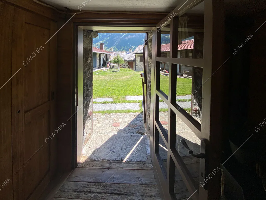 Ingresso dello chalet Thar, location in stile rustico ad Aosta