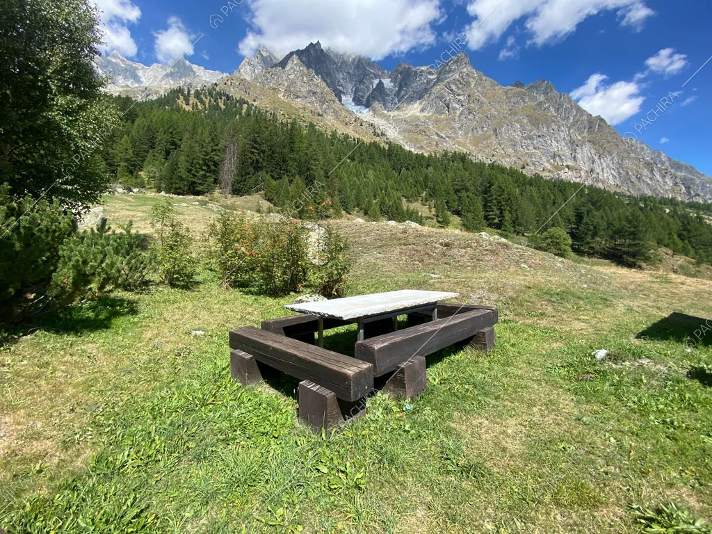 Montagne circostanti allo chalet Thar, location in stile rustico ad Aosta