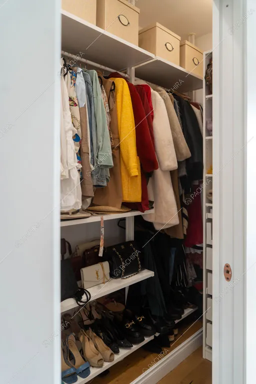 Vista sulla cabina armadio dell'appartamento Granadella, location in stile contemporaneo a Roma