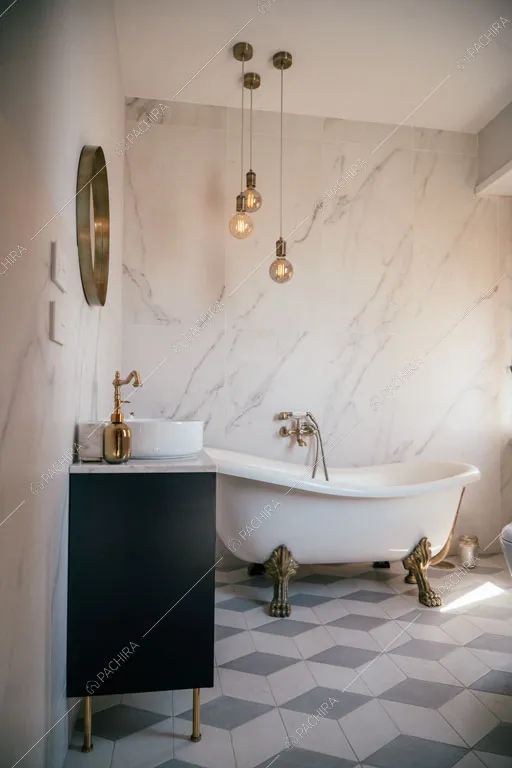 Bagno con pareti in marmo nell'appartamento Granadella, location in stile contemporaneo a Roma