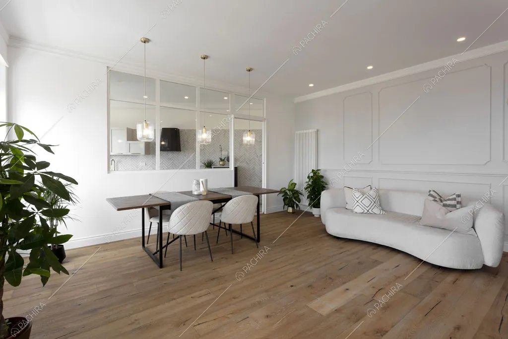 Boiserie alle pareti bianche della sala dell'appartamento Granadella, location in stile contemporaneo a Roma