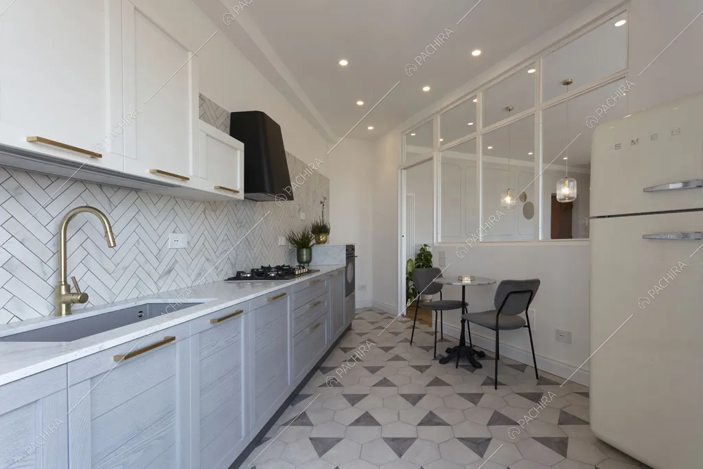 Pavimento in cementine nella cucina dell'appartamento Granadella, location in stile contemporaneo a Roma
