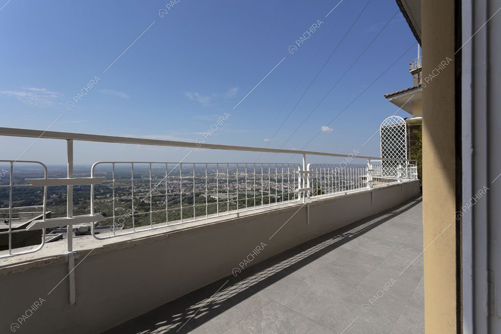 Terrazza con vista sullo skyline dell'appartamento Granadella, location in stile contemporaneo a Roma