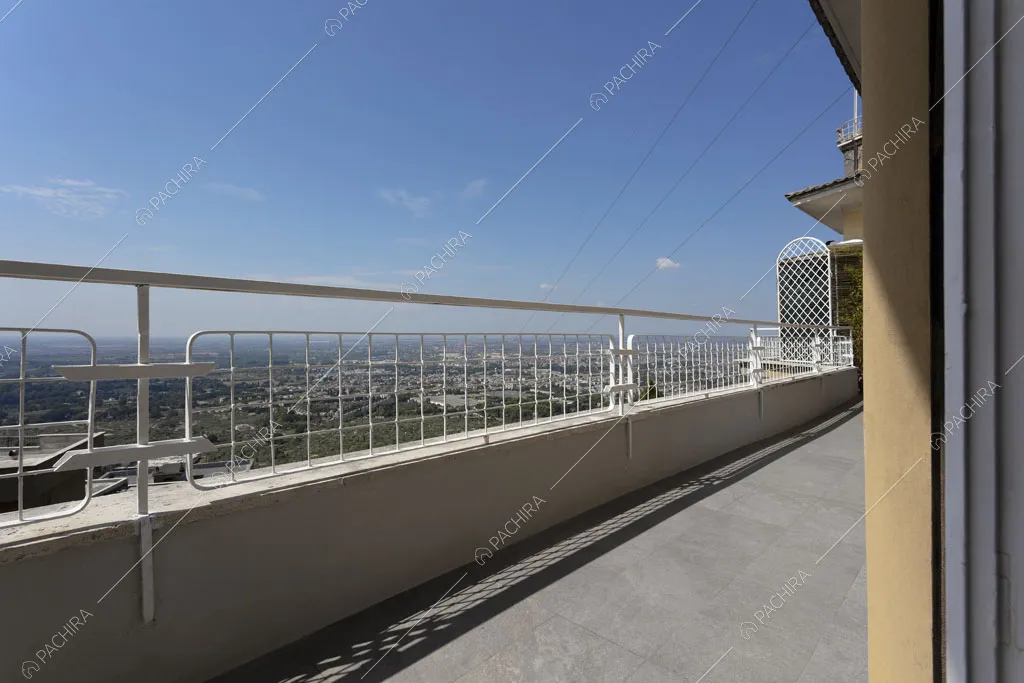 Terrazza con vista sullo skyline dell'appartamento Granadella, location in stile contemporaneo a Roma