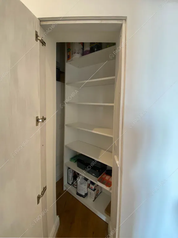 Cabina armadio dell'appartamento Granadella, location in stile contemporaneo a Roma