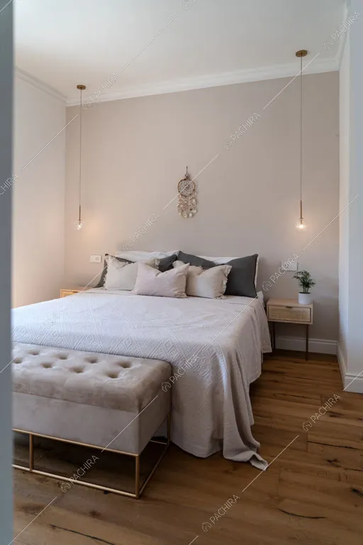 Pareti beige nella camera da letto dell'appartamento Granadella, location in stile contemporaneo a Roma