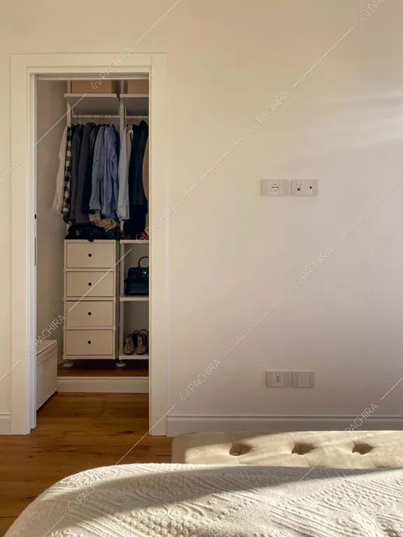 Cabina armadio della camera da letto dell'appartamento Granadella, location in stile contemporaneo a Roma
