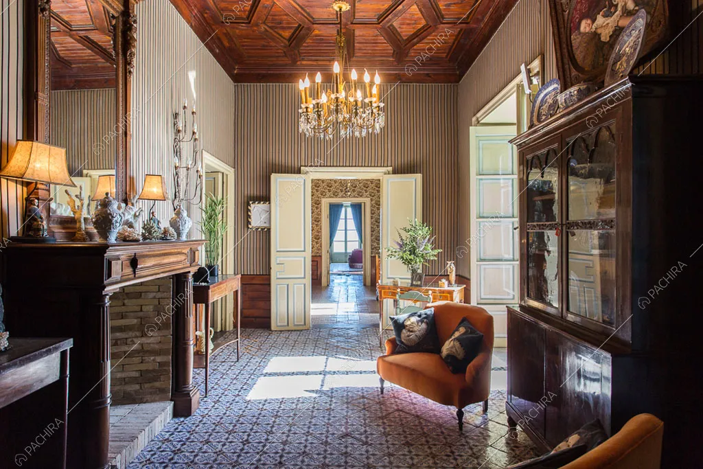 Largo corridoio con soffitto a cassettoni del castello Cambay, location in stile classico a Caltanissetta