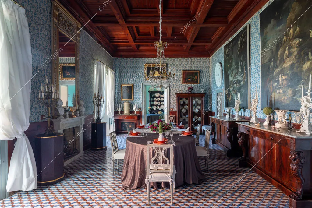 Pareti azzurre della sala da pranzo del castello Cambay, location in stile classico a Caltanissetta