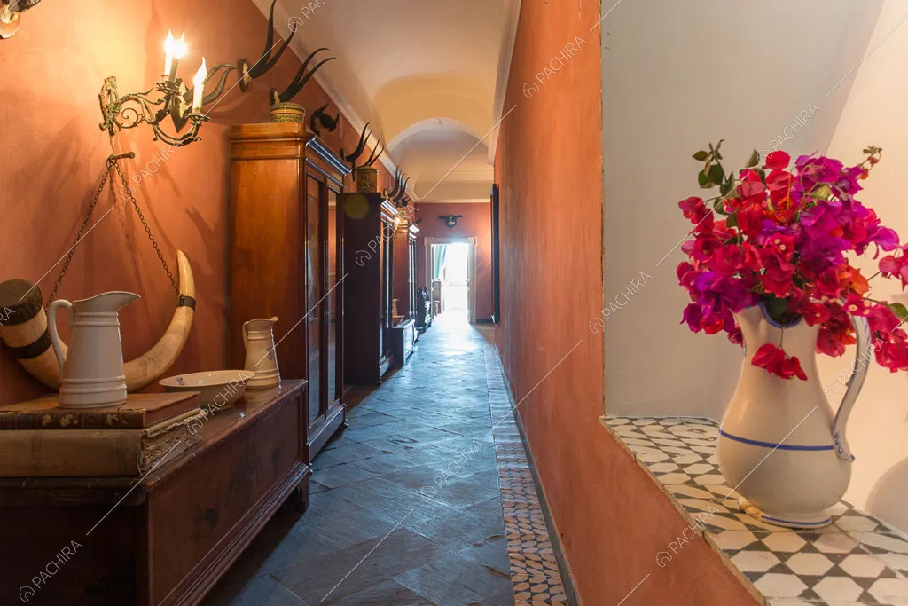 Lungo corridoio del castello Cambay, location in stile classico a Caltanissetta