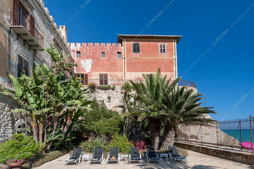 Esterni délabré del castello Cambay, location in stile classico a Caltanissetta
