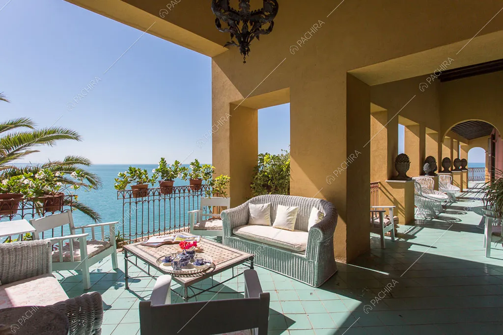 Pavimento azzurro della terrazza del castello Cambay, location in stile classico a Caltanissetta