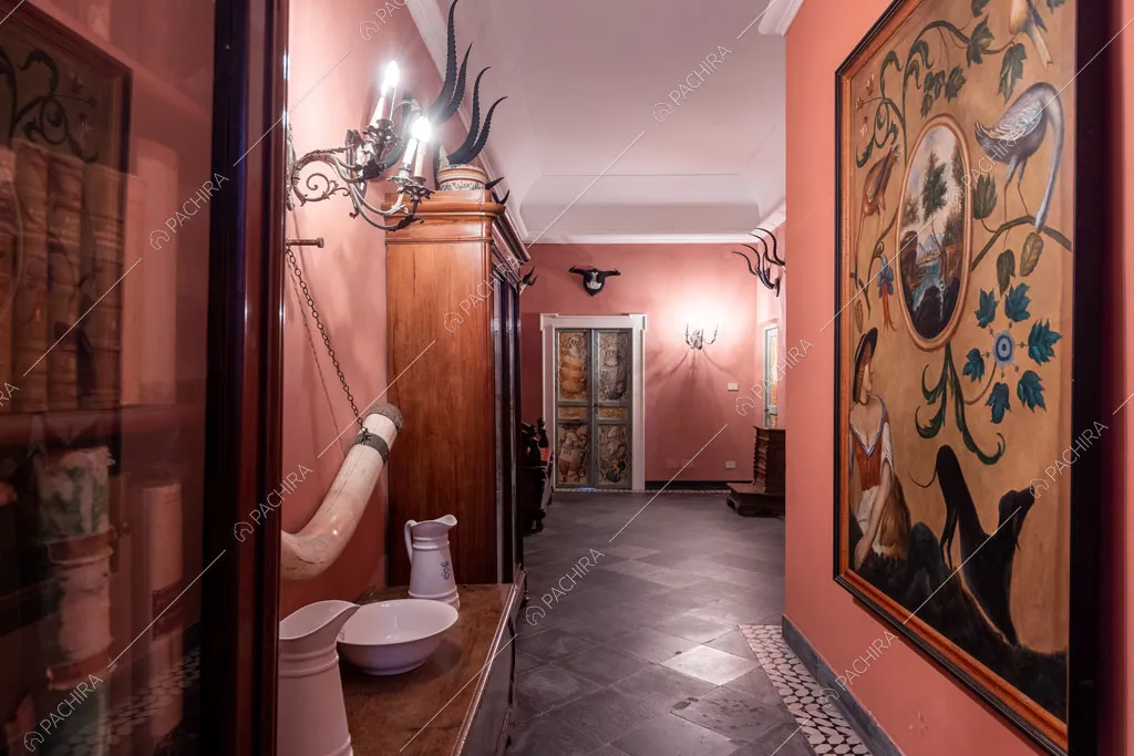 Ampio bagno dalle pareti arancioni del castello Cambay, location in stile classico a Caltanissetta