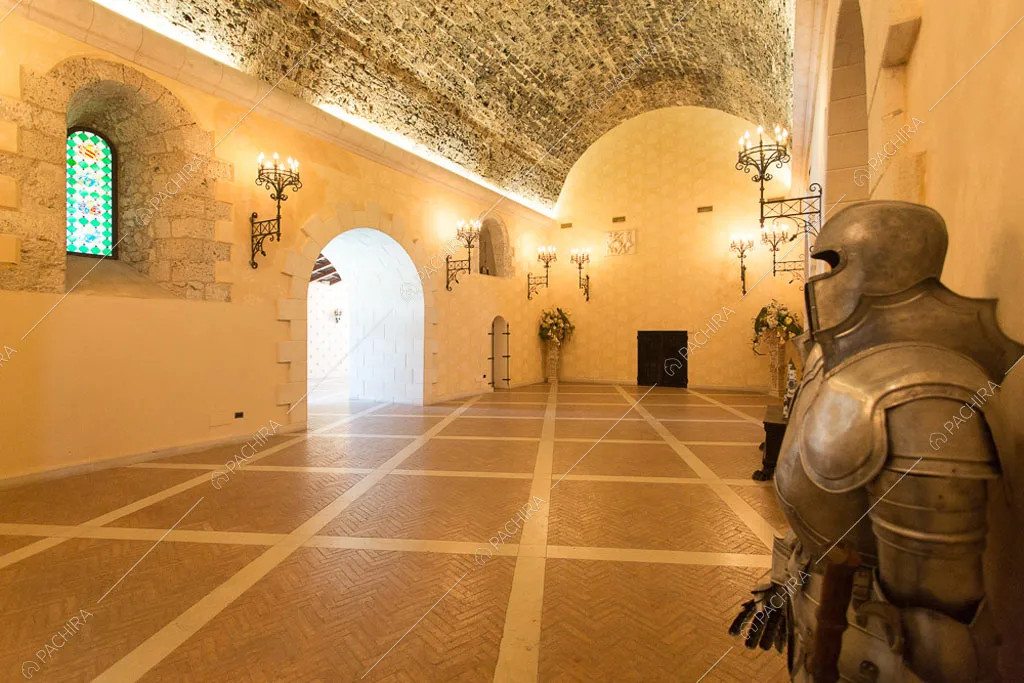 Ampio salone con pareti bianche del castello Cambay, location in stile classico a Caltanissetta