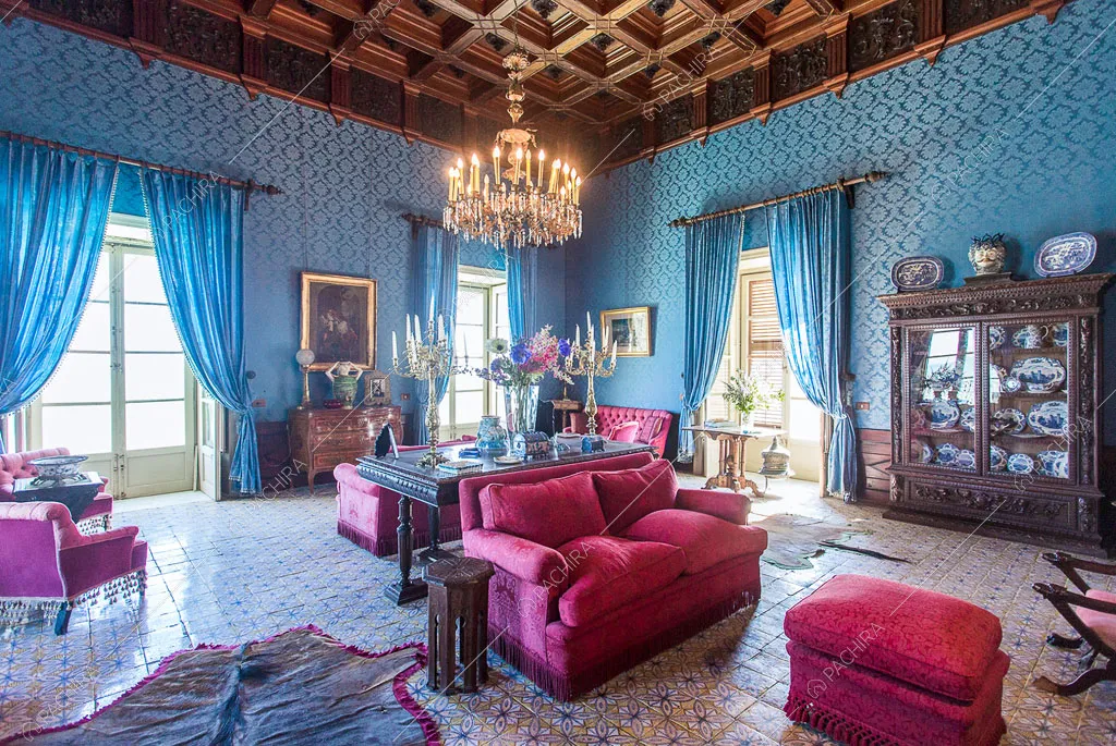 Soffitto a cassettoni e pareti blu nel salotto del castello Cambay, location in stile classico a Caltanissetta