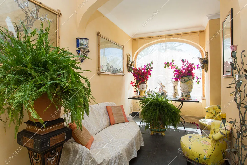 Atrio con pareti gialle del castello Cambay, location in stile classico a Caltanissetta