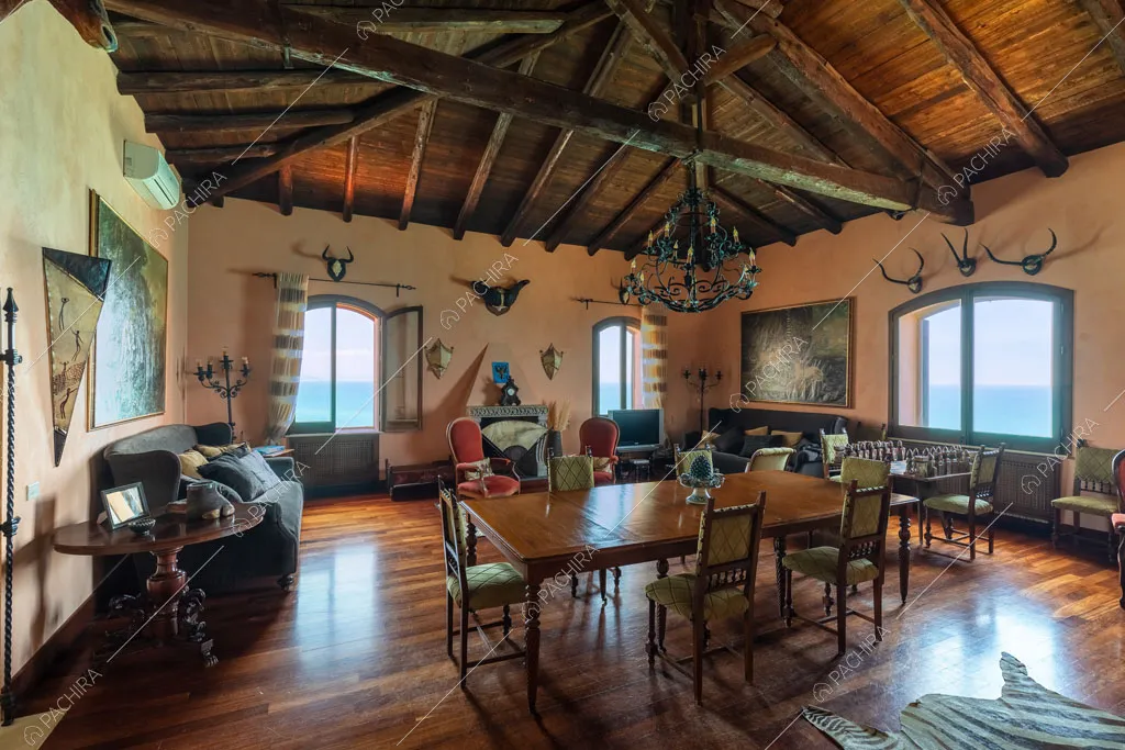 Salone con pavimento in parquet del castello Cambay, location in stile classico a Caltanissetta