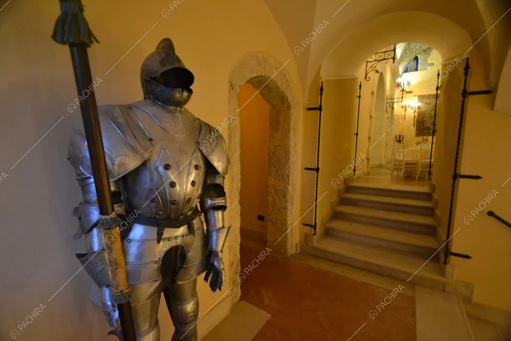 Scalinata con armatura nel castello Cambay, location in stile classico a Caltanissetta
