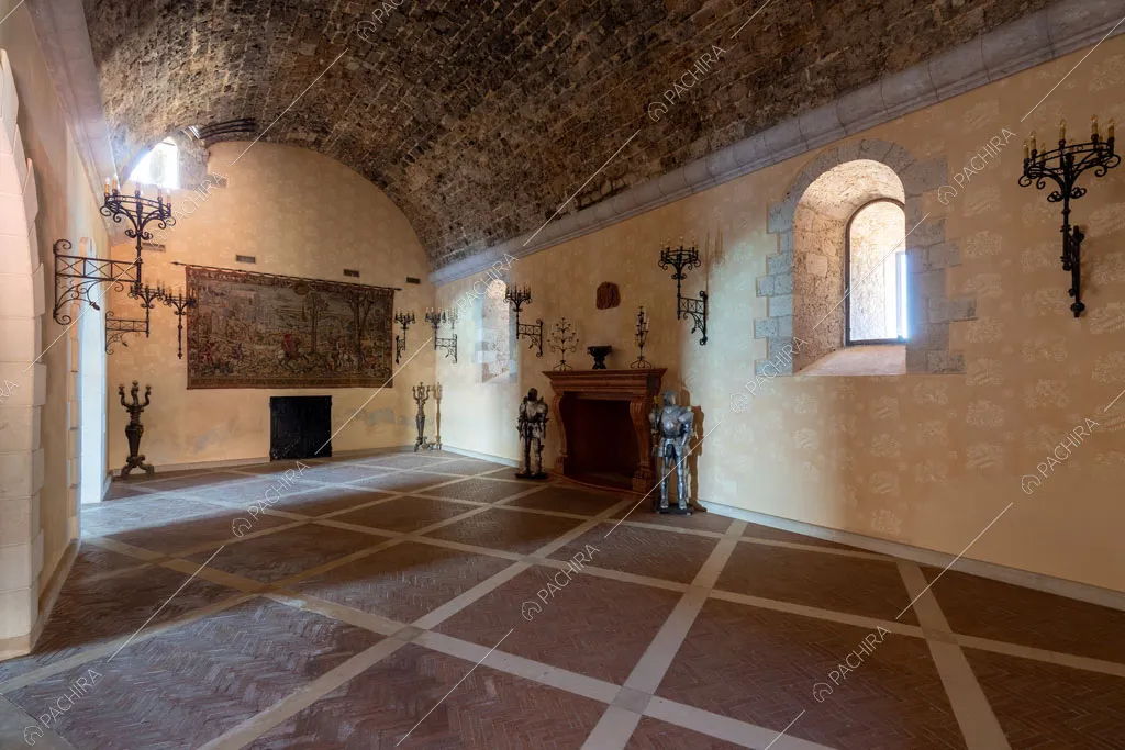 Salone con soffitto a volta a botte del castello Cambay, location in stile classico a Caltanissetta