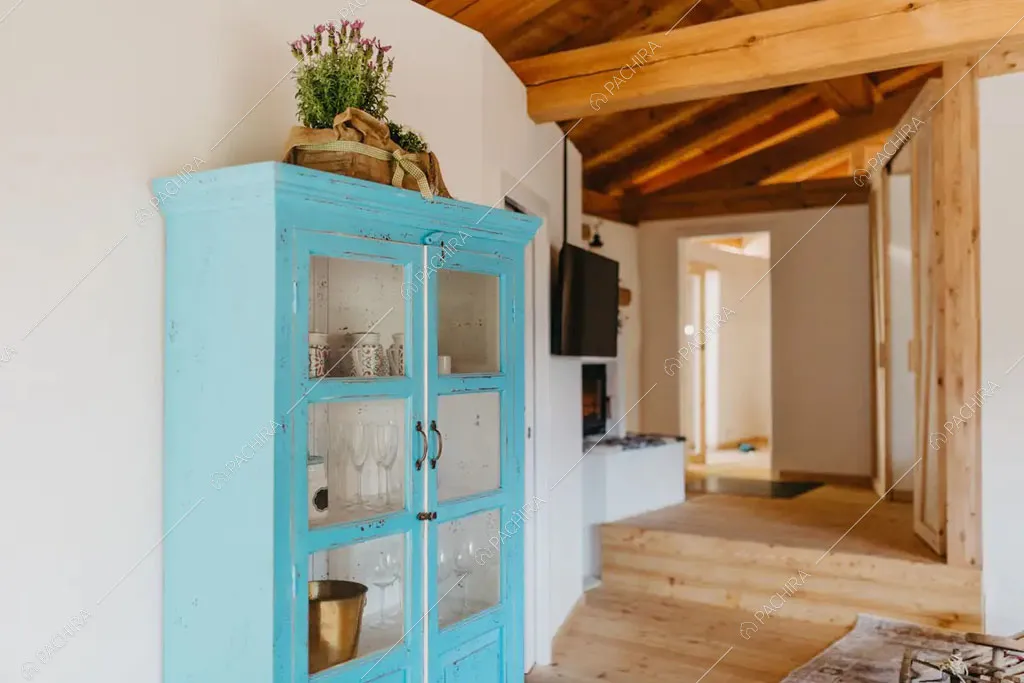 Credenza nel salotto dello chalet Timor, location in stile rustico a Trento
